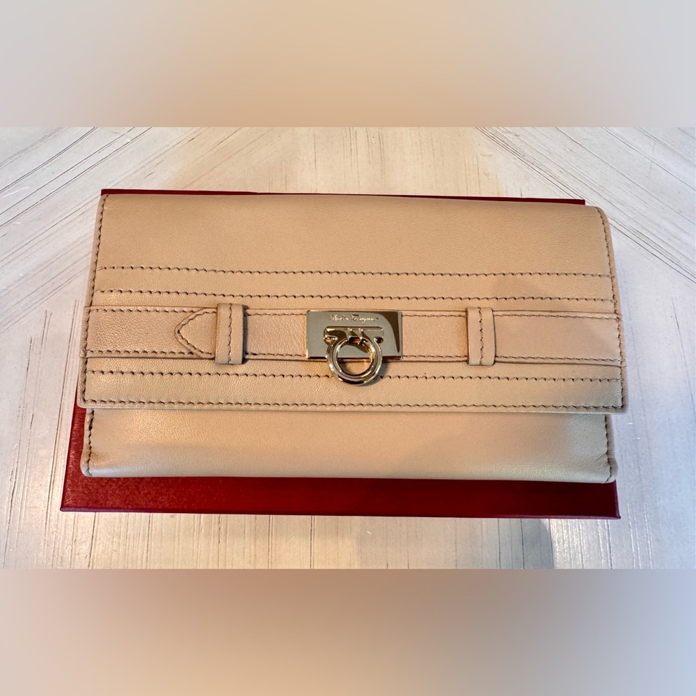 Authentic Salvatore Ferragamo Gancini Continental Leather Wallet - New in Box - Picture 2 of 16